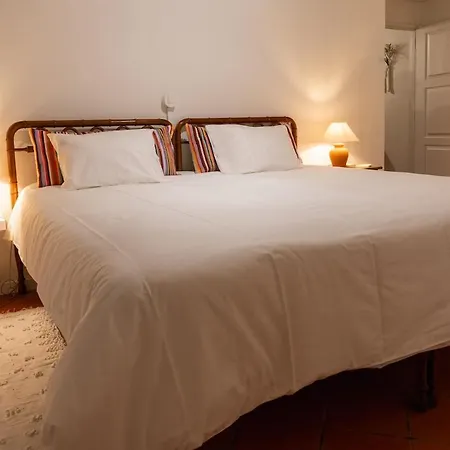 Quarto da Casinha com cama de casal e roupa branca