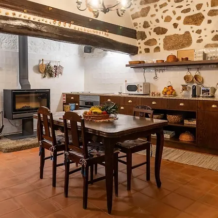 Cozinha ampla e equipada da Casinha, com mesa de refeições