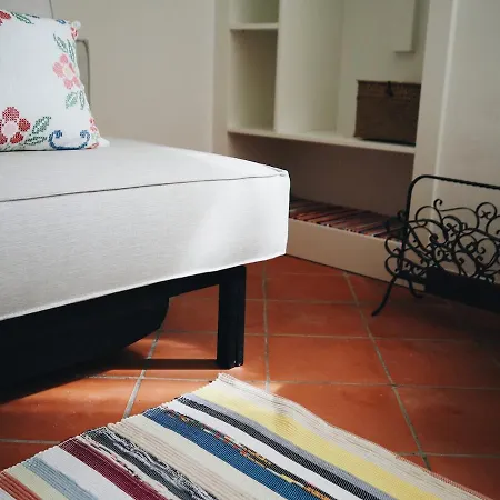 Sala de estar da Casinha com sofá e tapete tradicional