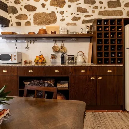 Pormenor da cozinha equipada da Casinha, em traços tradicionais minhotos
