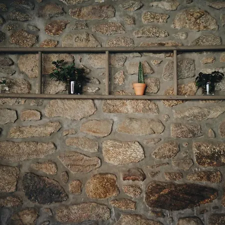 Muro alto em pedra granítica que envolve toda a propriedade