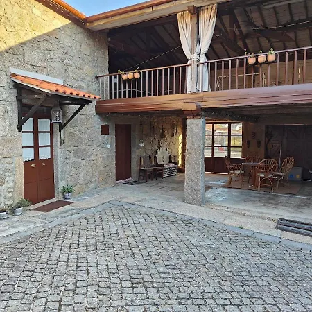 Pátio empedrado da quinta, junto à antiga eira em pedra