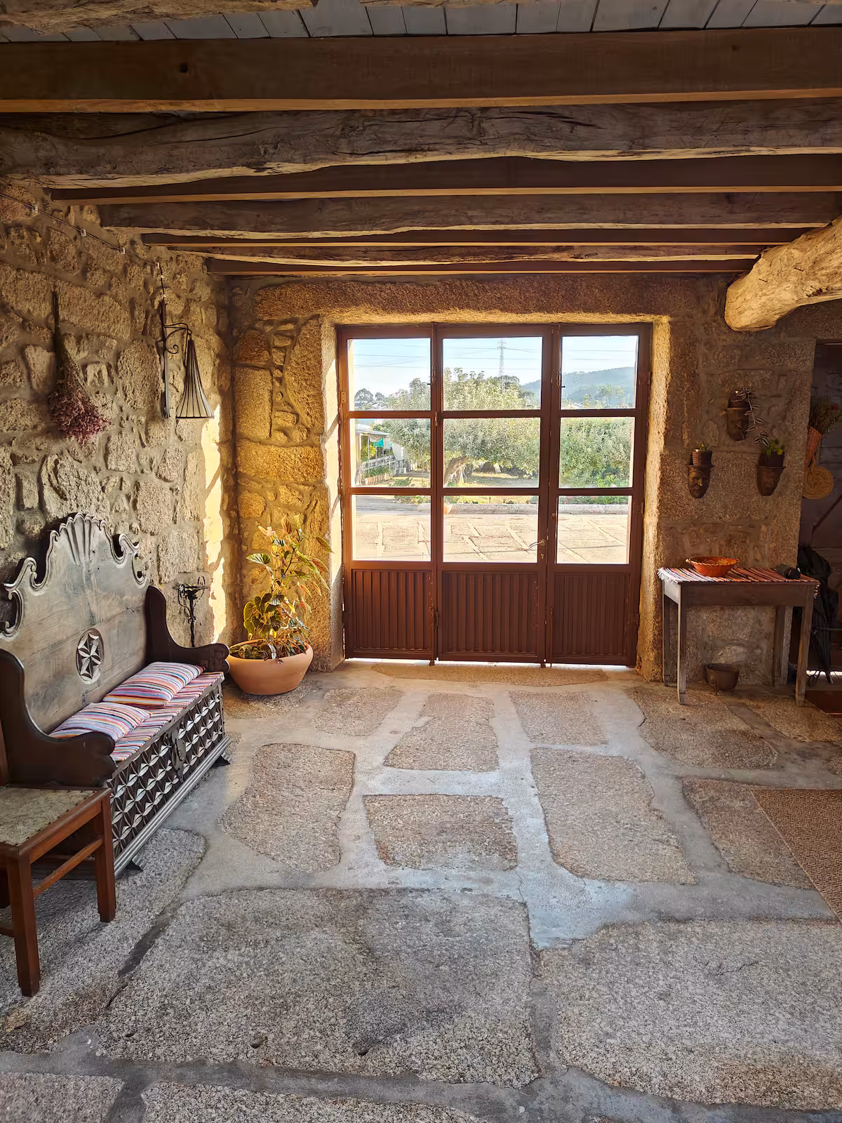 Fachada d'A Casinha em pedra tradicional minhota